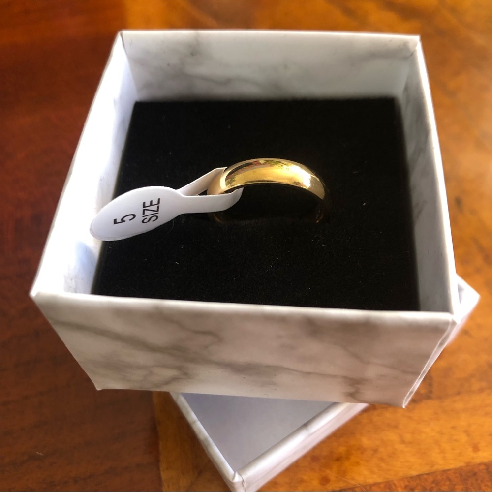 Ladies 18kt solid yellow gold 4mm classic dome wedding band NWT 5